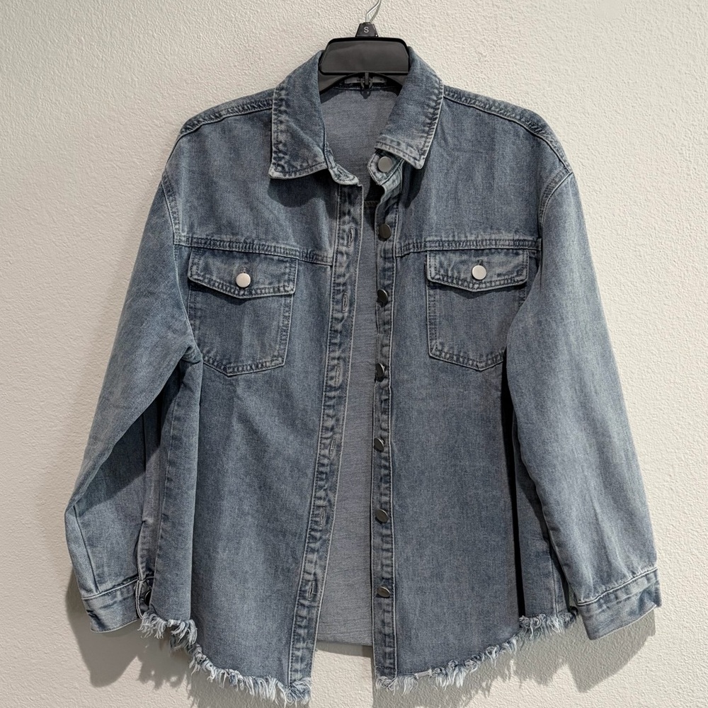 Stylish Blue Denim Jacket with Frayed Hem SZ S - Picture 2 of 8